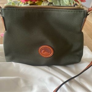 Adorable, Dooney crossbody in olive green. EUC